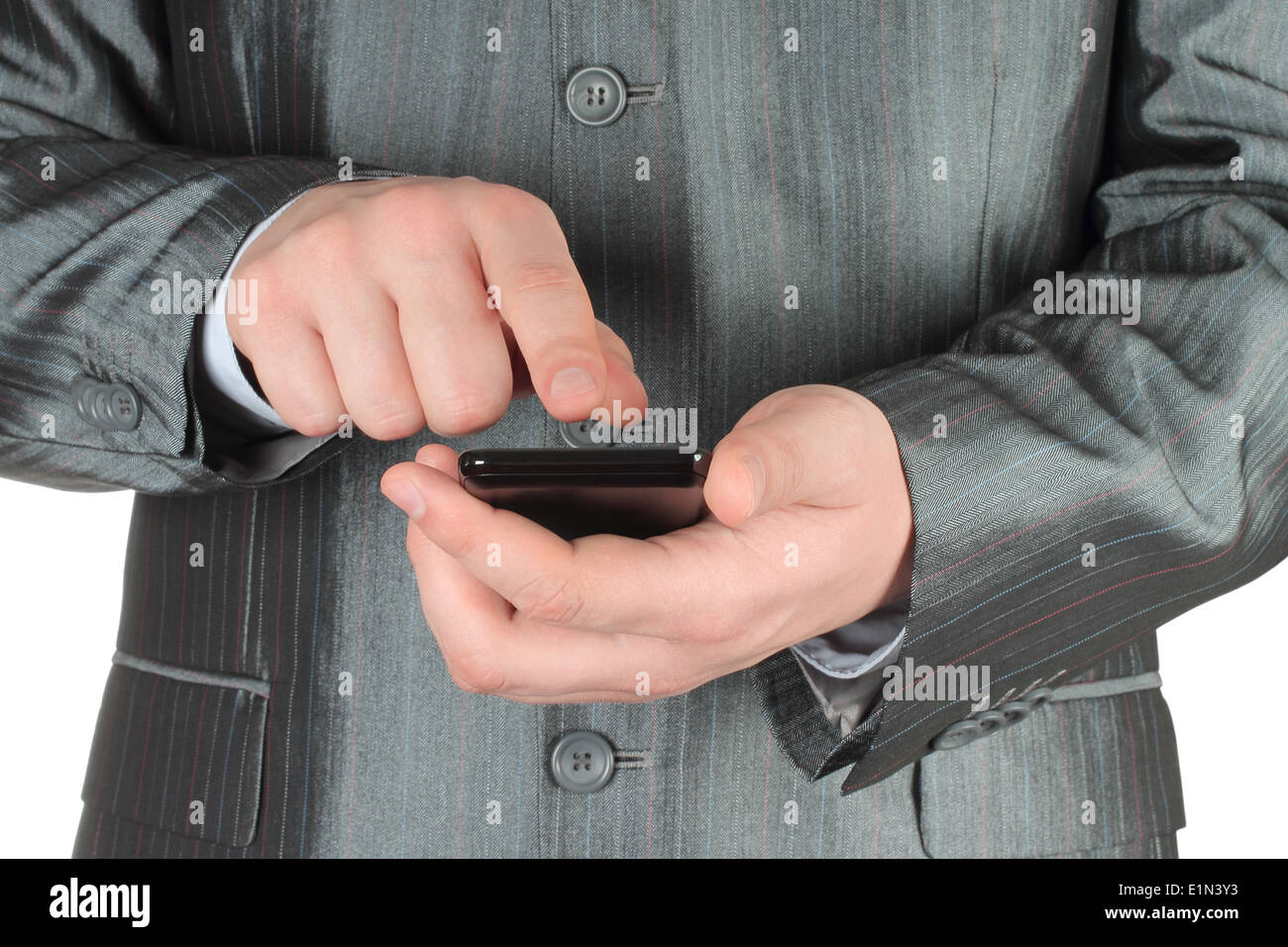 Geschäftsmann berühren Smartphone auf weißem Hintergrund Stockfoto