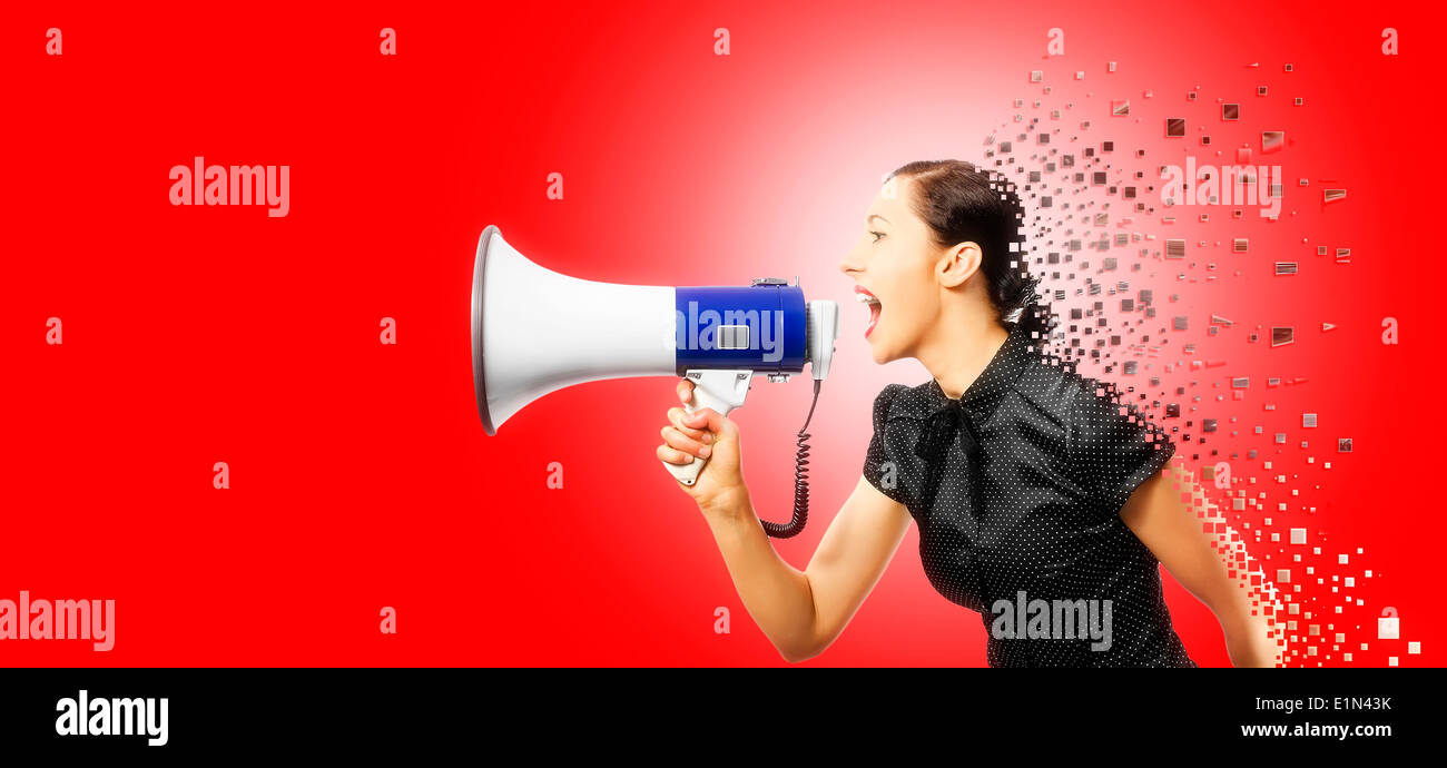 Frau schreiend auf ein Megaphon, hin-und hergerissen in Form eines Puzzles auf rotem Grund. Stockfoto