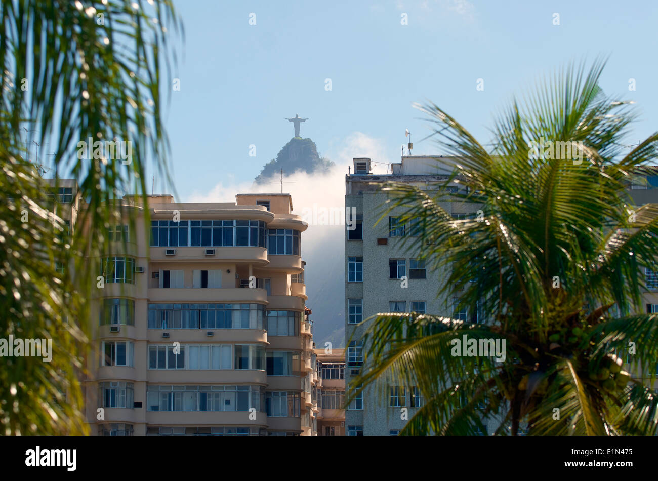 Rio De Janeiro Brasilien Skyline der Stadt mit Palmen und Corcovado Berg der Christusstatue in der Ferne Stockfoto