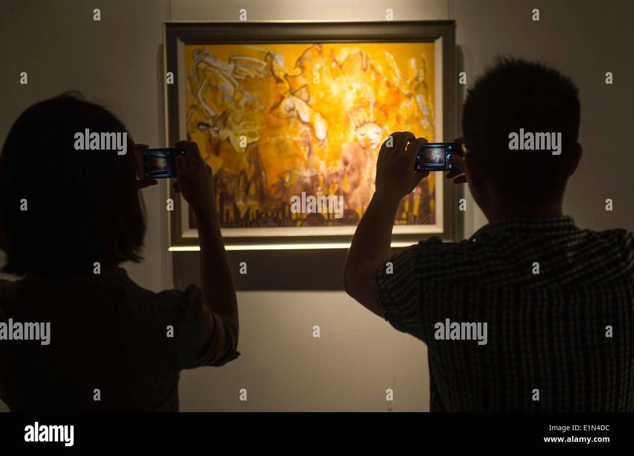 Ningbo, China Zhejiang Provinz. 7. Juni 2014. Zwei Besucher fotografieren ein Ölgemälde auf die zeitgenössische Mittel- und Osteuropa (CEE) Fine Art Exhibition in Ningbo Museum of Art in Ningbo der ostchinesischen Provinz Zhejiang, 7. Juni 2014. Eröffnung am Samstag im Rahmen der 2014 China Ningbo-MOEL wirtschaftlichen & Exchange Kulturwoche, zeigt die fünf-Tage-Ausstellung Gemälde aus 11 CEE-Ländern wie Rumänien, Ungarn und der Tschechischen Republik. © Han Chuanhao/Xinhua/Alamy Live-Nachrichten Stockfoto