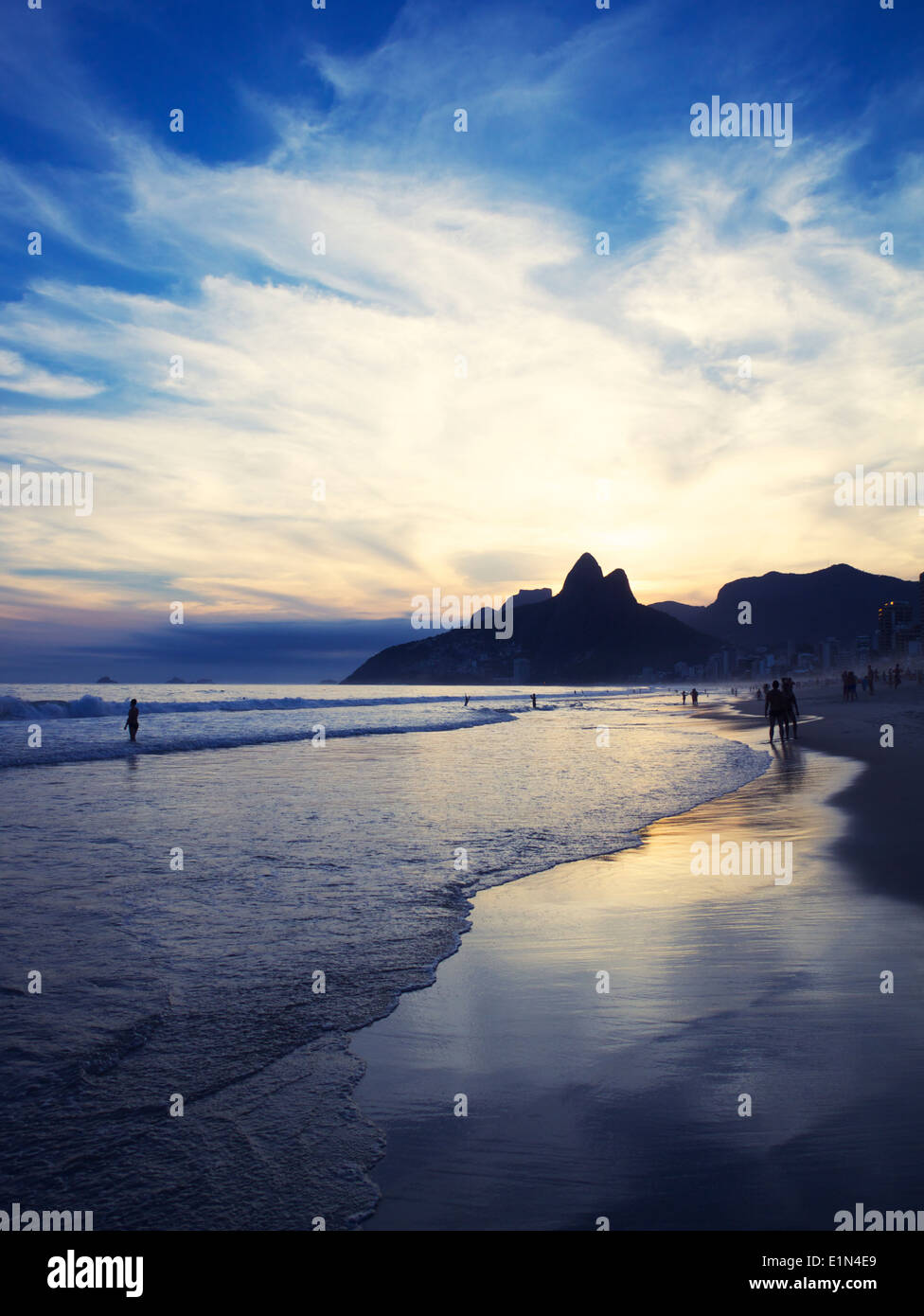 Dämmerung Sonnenuntergang Spiegelung von Rio de Janeiro Ipanema Beach Brasilien mit zwei Brüder Dois Irmãos Berg Stockfoto