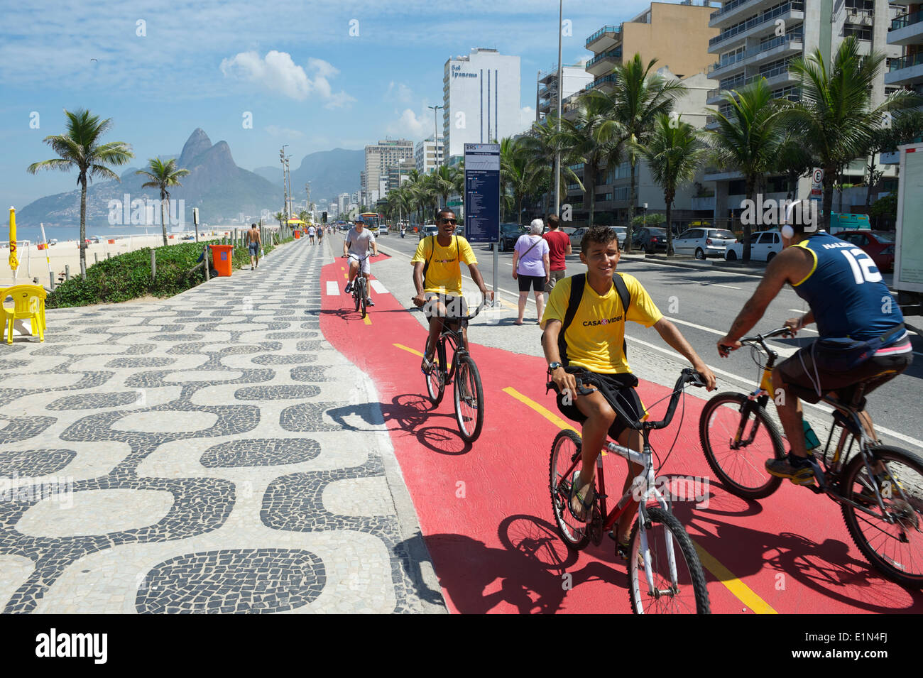RIO DE JANEIRO, Brasilien - 1. April 2014: Radfahrer fahren entlang der Strandpromenade Radweg auf Avenida Vieira Souto in Ipanema. Stockfoto
