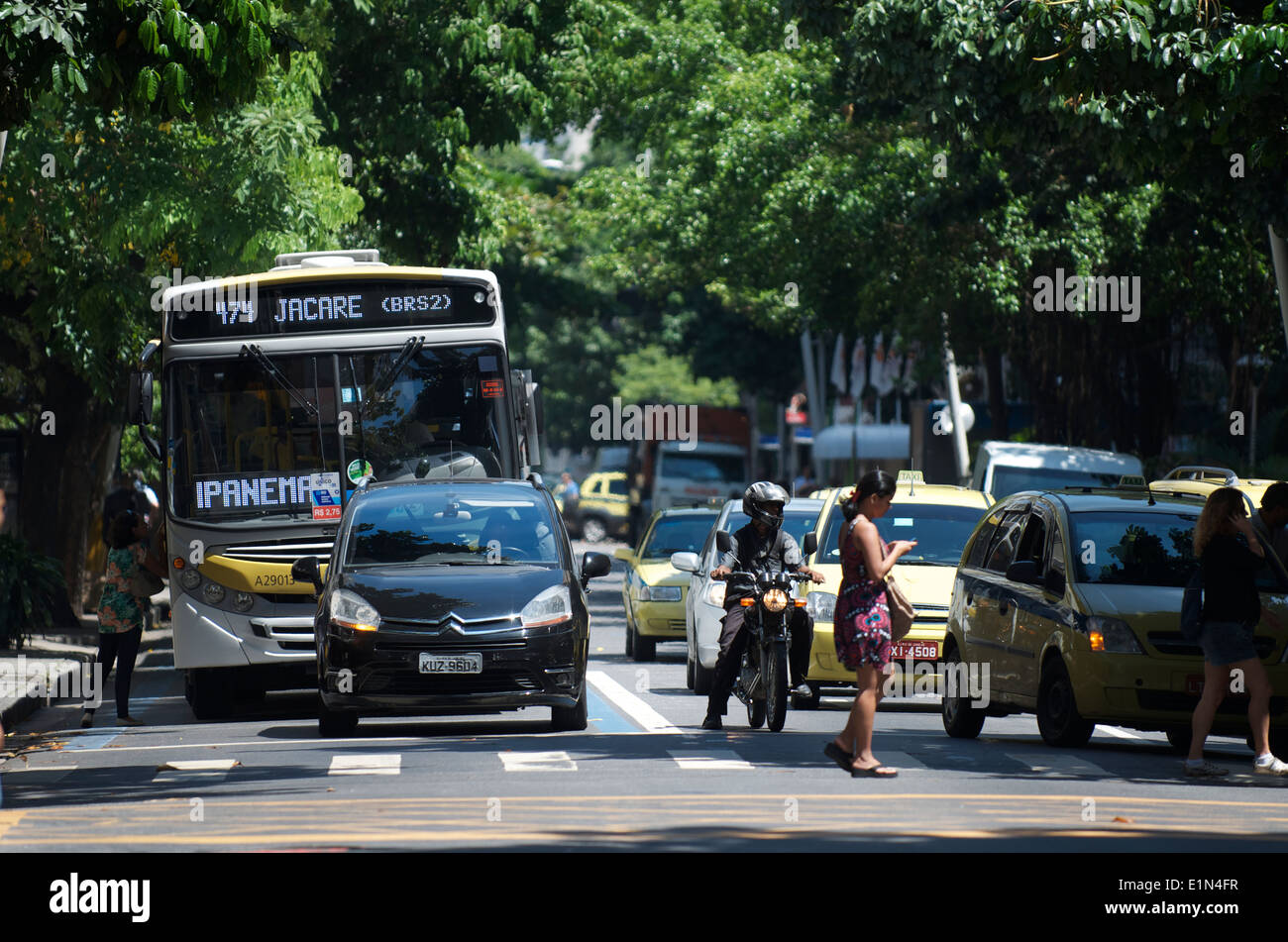 RIO DE JANEIRO, Brasilien - ca. März 2013: Verkehr angehalten an einer Kreuzung im grünen Stadtteil von Ipanema. Stockfoto