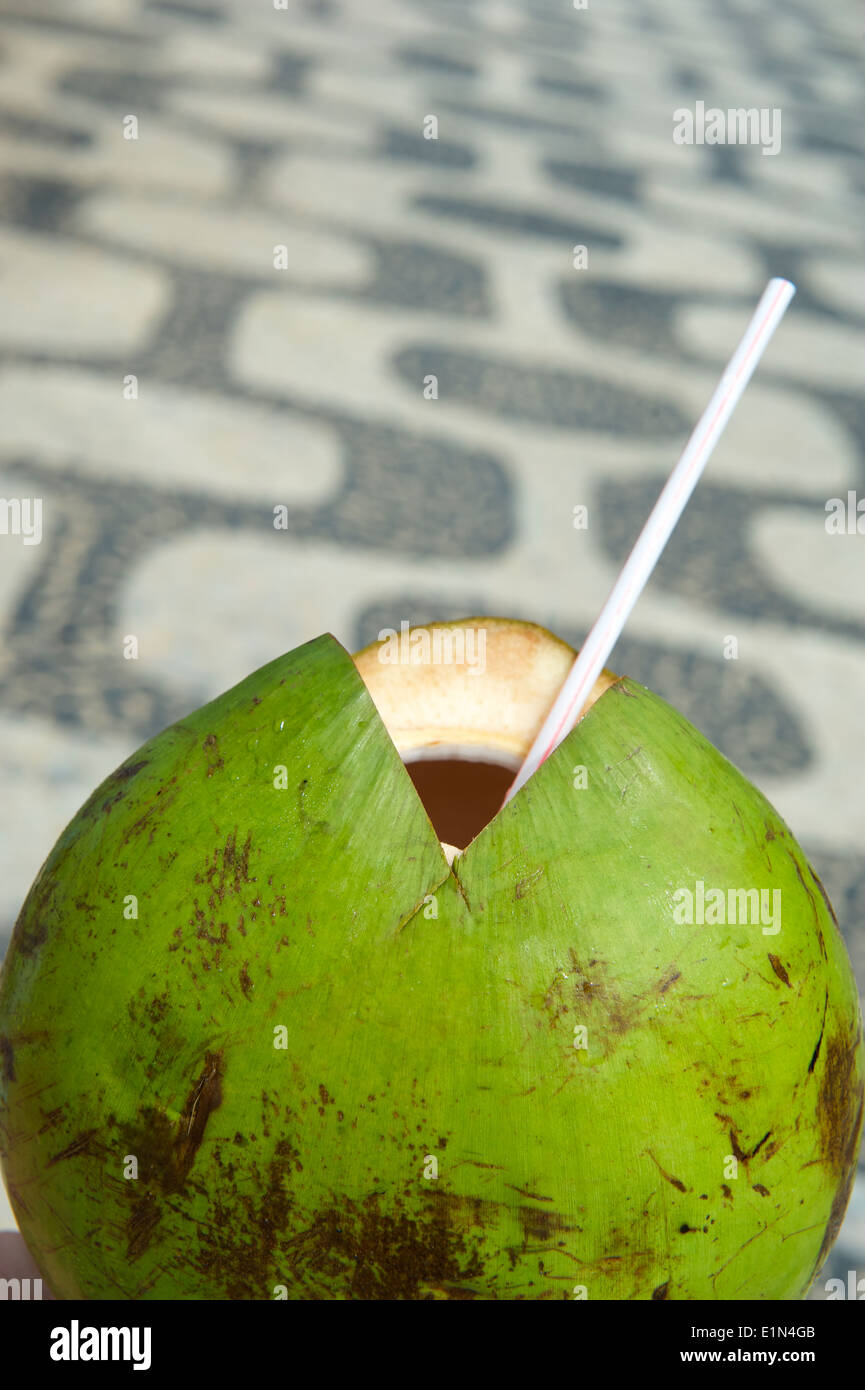 Frische grüne brasilianischen Coco Verde trinken Kokosnuss am Strand von Ipanema Promenade Rio De Janeiro Brasilien Stockfoto