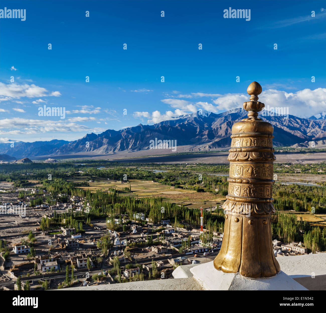 Dhvaja (Sieg Banner), auf dem Dach von Thikse Gompa (tibetische BUddhistm Kloster) und Ansicht des Indus-Tals. Ladakh, Indien Stockfoto
