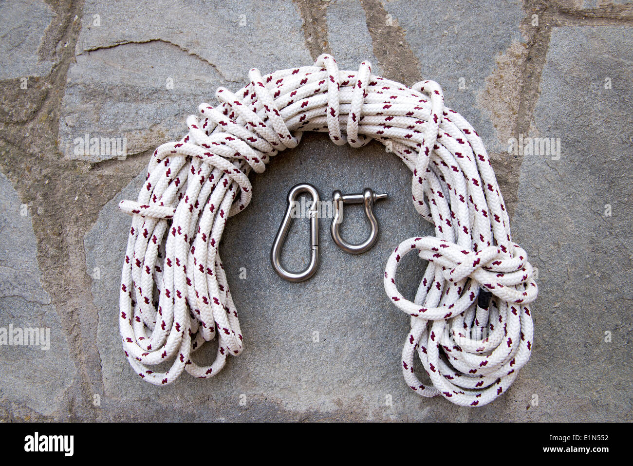 Länge der gewickelte Seil und Karabiner. Stockfoto