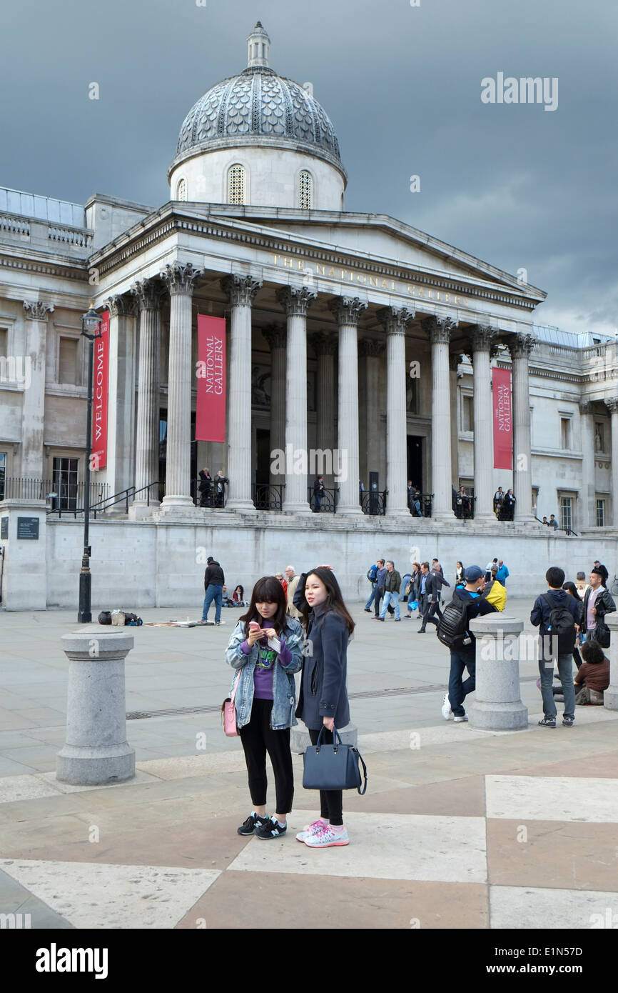 Touristen vor der National Gallery in London. Stockfoto