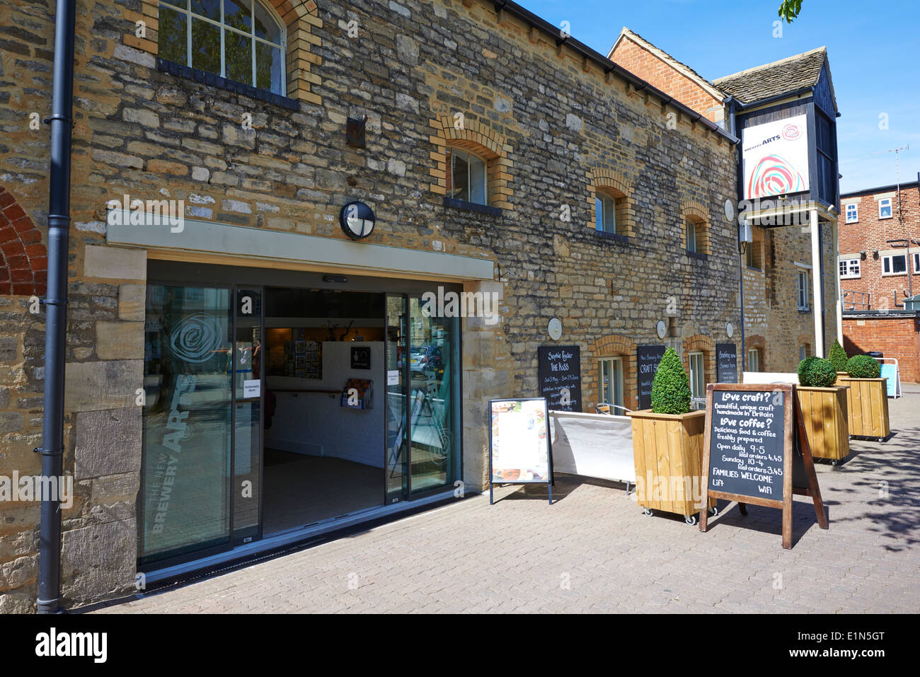 Eintritt in die neue Brauerei Arts Cirencester Gloucestershire UK Stockfoto