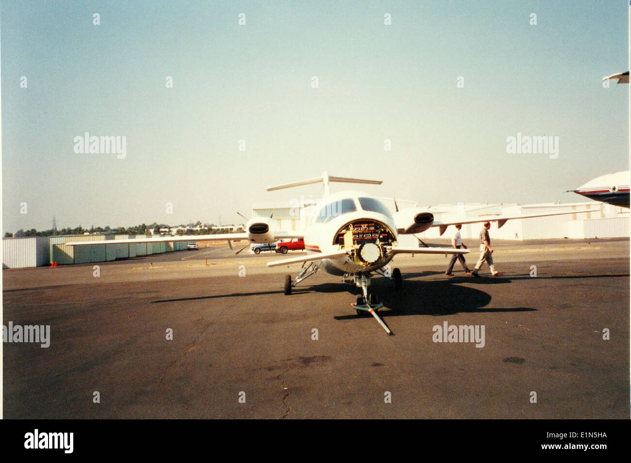 Die Piaggio P.180 Avanti ist ein einzigartiges italienisches Flugzeug, das für sein unverwechselbares Design bekannt ist, einschließlich nach vorne geschwenkter Flügel und zwei Turboprop-Motoren. Sie wird sowohl für zivile als auch für militärische Anwendungen eingesetzt. Stockfoto