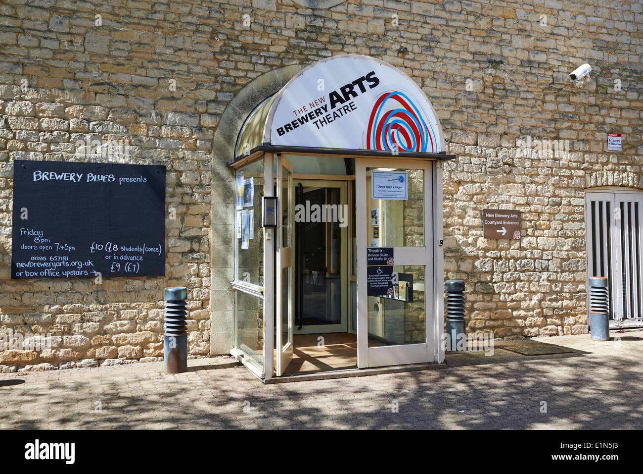 Die neue Brauerei Theater Eingang Cirencester Gloucestershire UK Stockfoto