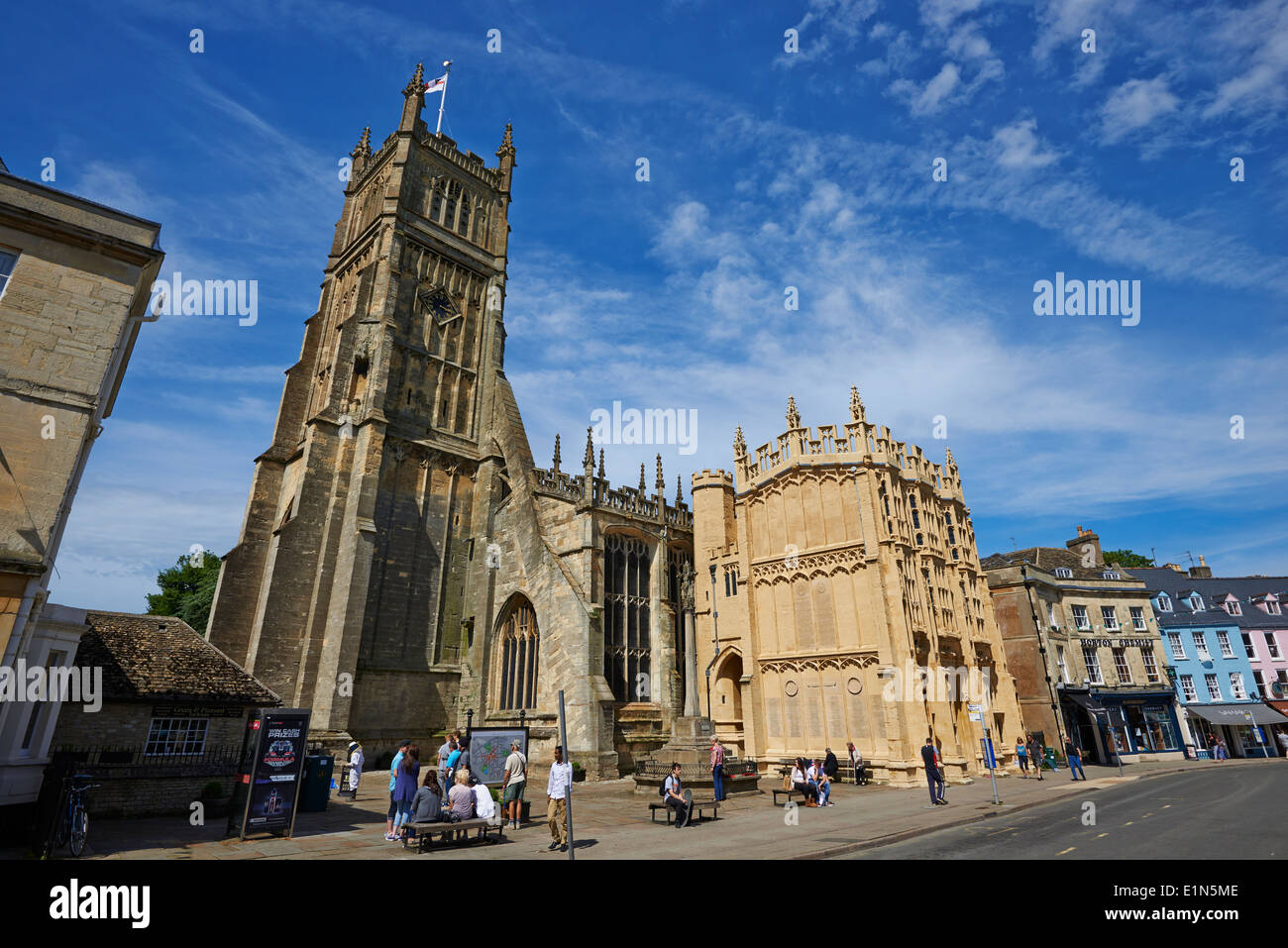 Kirche des Heiligen Johannes dem Täufer und dem Rathaus-Markt platzieren Cirencester Gloucestershire UK Stockfoto