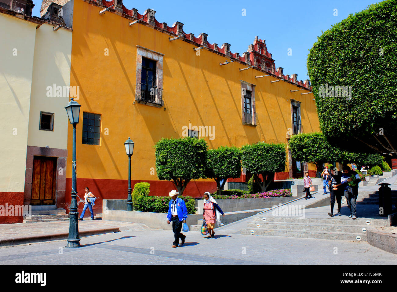 Menschen in einem der Plätze in San Miguel de Allende, Guanajuato, Mexiko Stockfoto