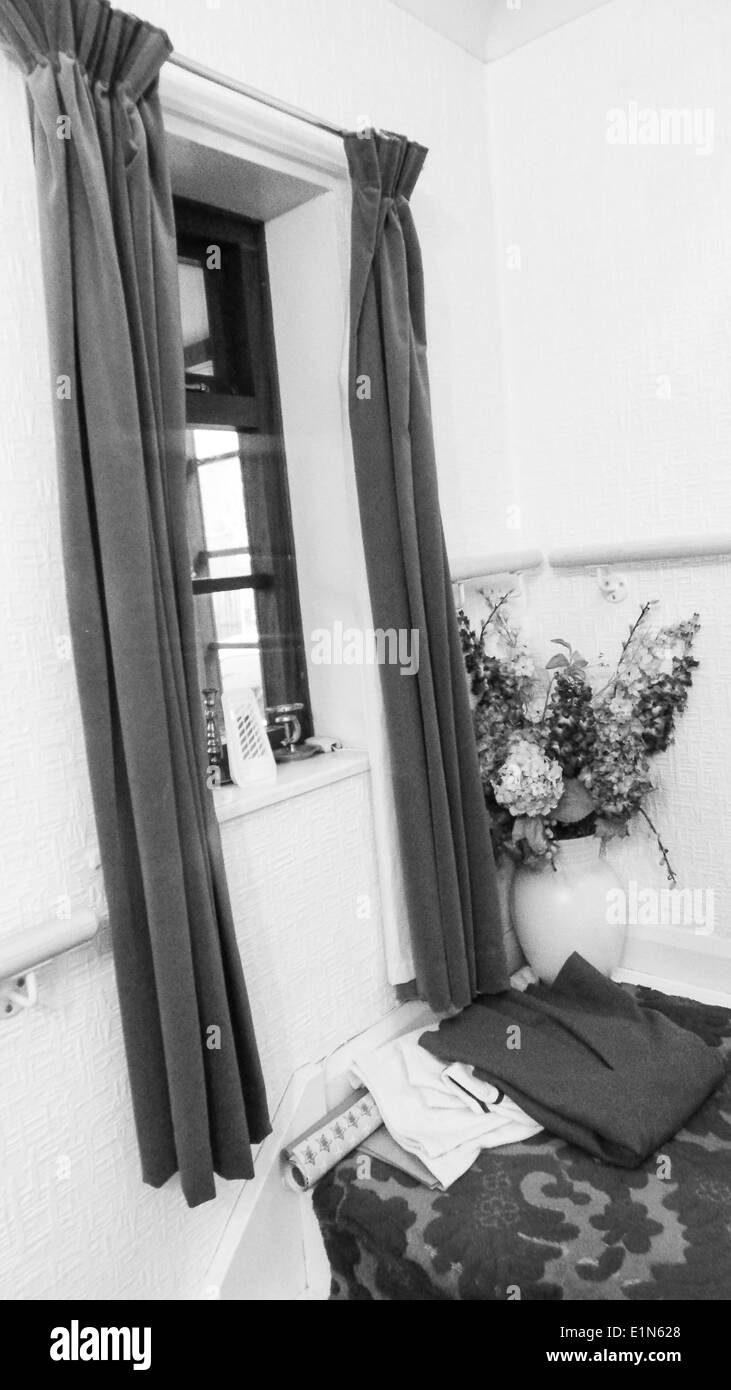 Vorhänge und Fenster öffnen in Halle Weg mit Blumen und Kleidung im Stock. in schwarz und weiß Stockfoto