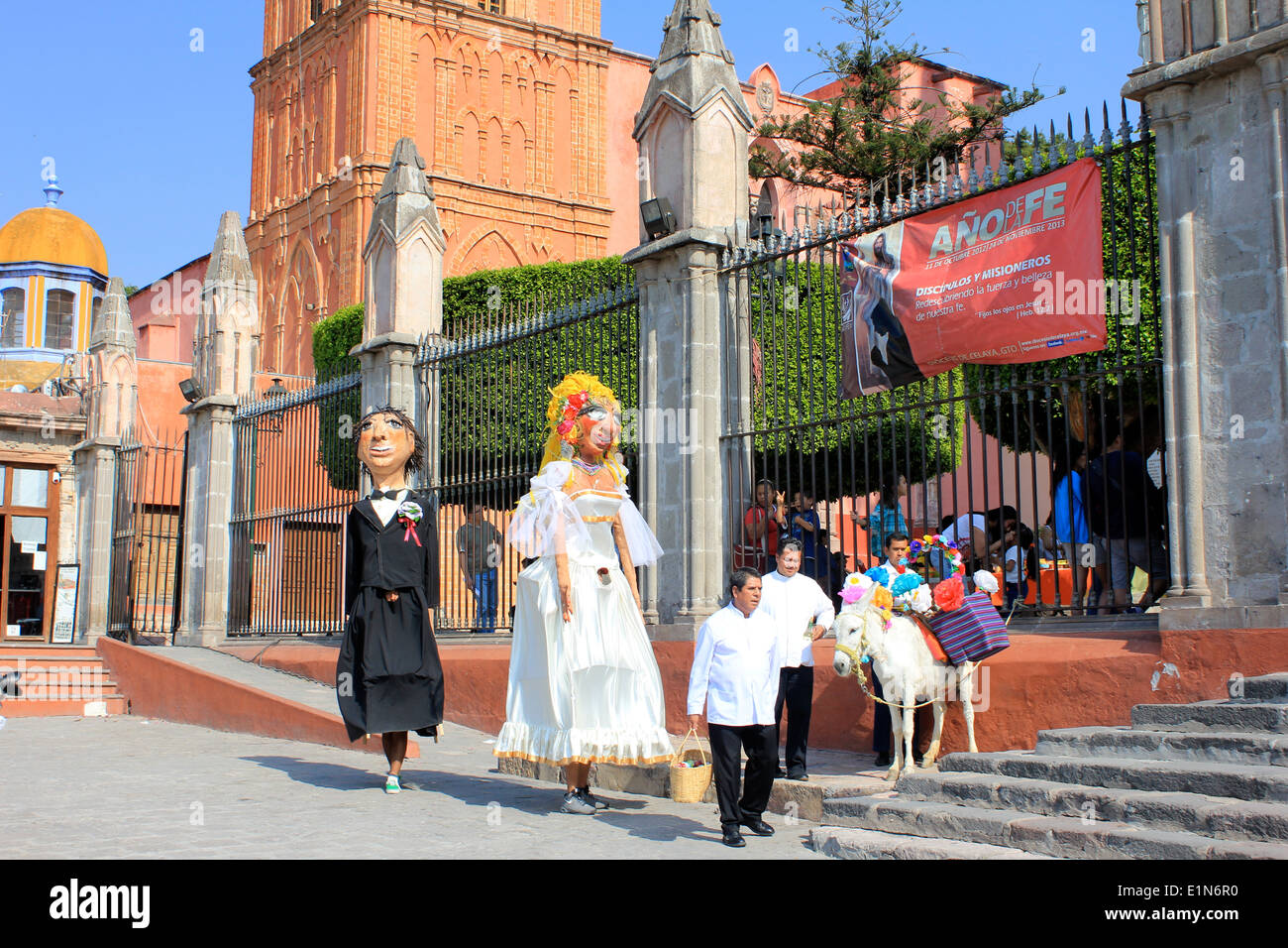 Die Riesen und Esel bei einer Hochzeit in San Miguel de Allende, Guanajuato, Mexiko Stockfoto