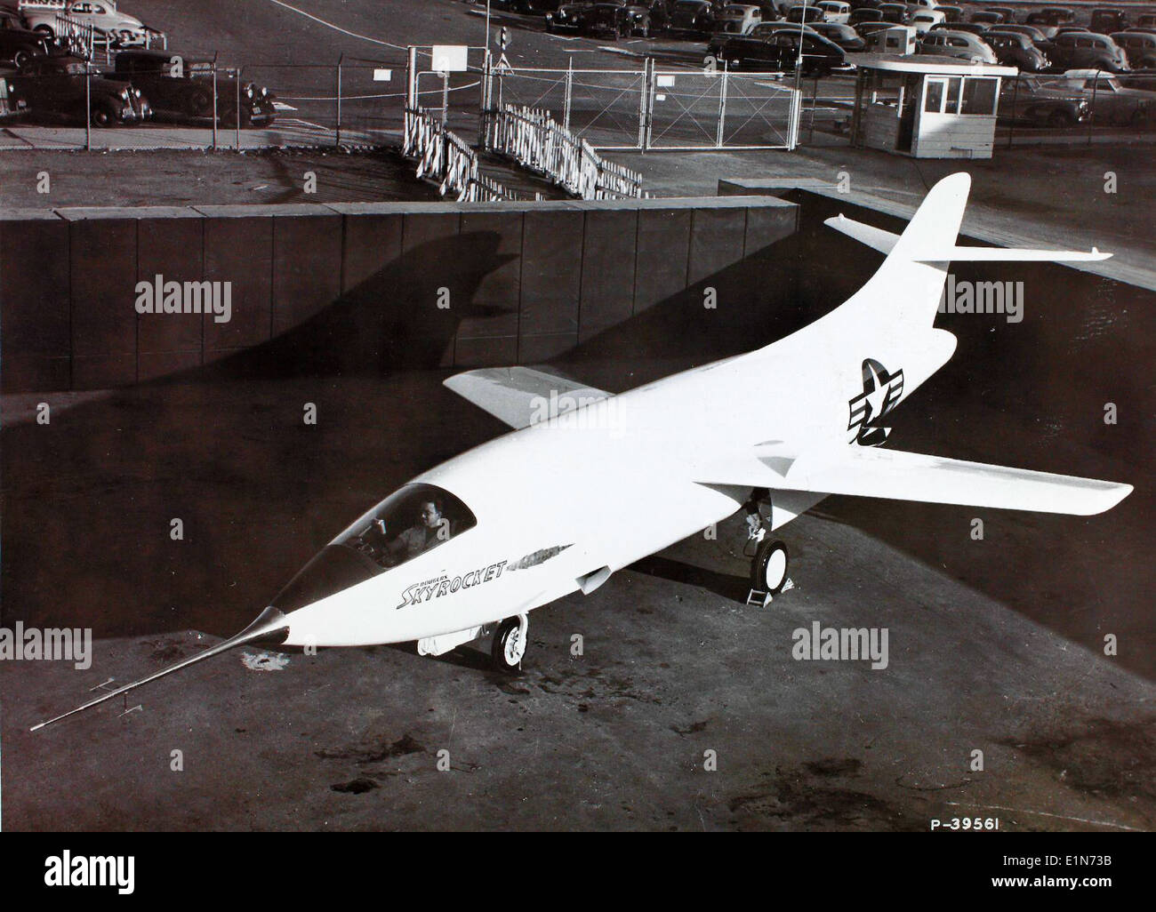 Die Douglas D-558-2, die in der Charles M. Daniels Collection vorgestellt wurde, war ein wichtiges experimentelles Flugzeug, das entwickelt wurde, um die Grenzen des Hochgeschwindigkeitsfluges und der Flugzeugleistung am Rand der Schallmauer zu testen. Stockfoto