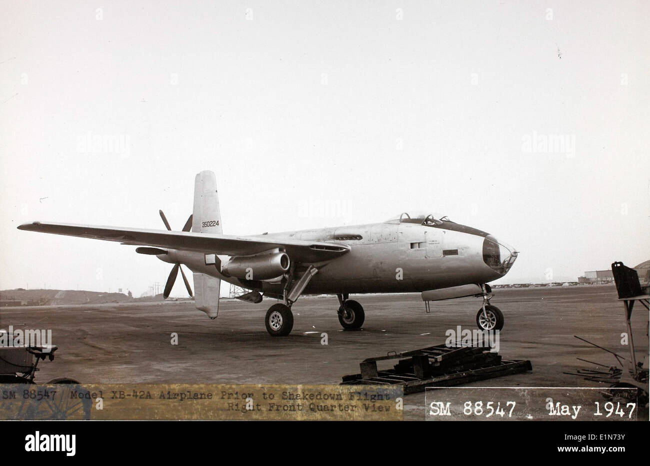 Dieses Bild zeigt den Douglas XB-42A Mixmaster, einen experimentellen zweimotorigen Bomber, der während des Zweiten Weltkriegs entwickelt wurde und für sein einzigartiges Design und seine nach vorne geschwenkten Flügel bekannt ist. Das abgebildete Flugzeug ist mit der Hecknummer 43-50224 gekennzeichnet. Stockfoto