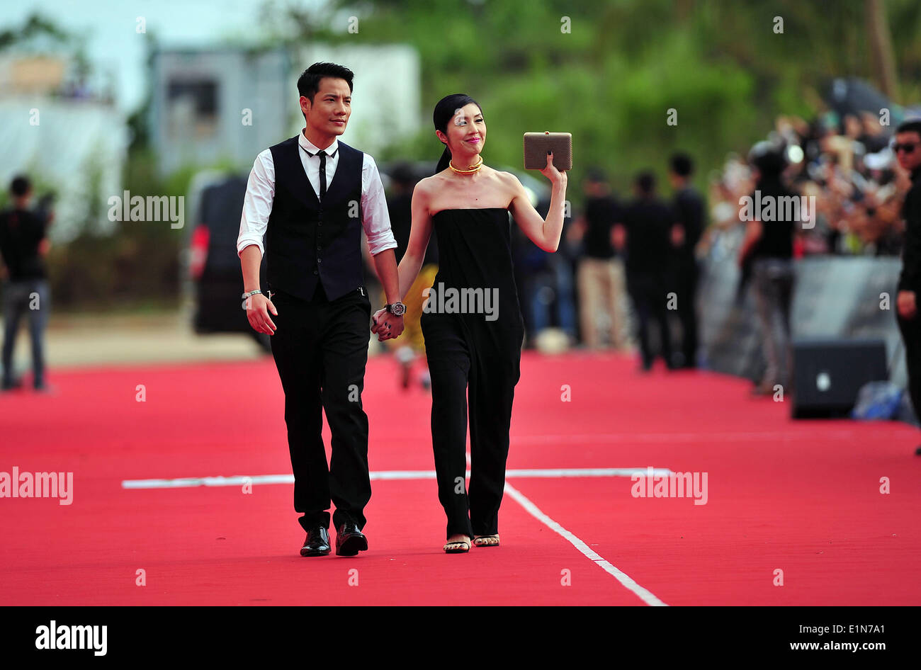 Haikou, China Provinz Hainan. 7. Juni 2014. Schauspielerin Yeung Kinn-Wah und ihr Mann erscheinen auf dem roten Teppich für die 20 Jubiläumsfeier von Huayi Brothers Media Corporation in Haikou, der Hauptstadt der Provinz Süd-China Hainan, 7. Juni 2014. © Guo Cheng/Xinhua/Alamy Live-Nachrichten Stockfoto