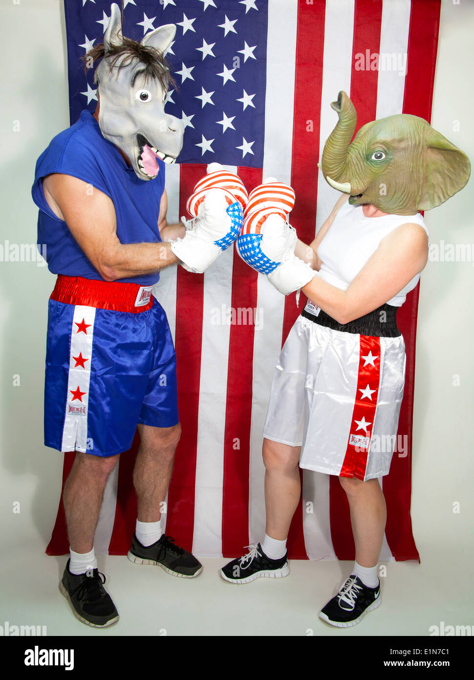 Republikaner und Demokraten Boxer Quadratur off vor einer amerikanischen Flagge Stockfoto