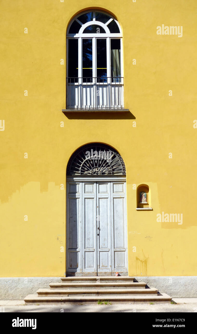 Türen und Fenster ein Vintage gelbe Gebäude in Mailand, Italien Stockfoto