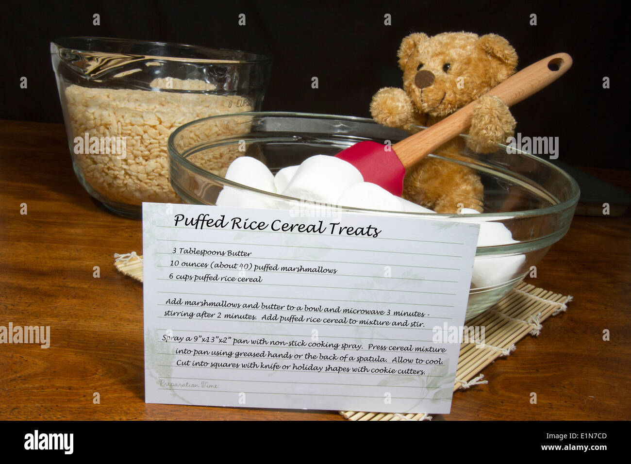 Teddybär Kochen machen Luftgestoßener Reis Getreide Cookie Leckereien mit Rezept auf Karte Stockfoto