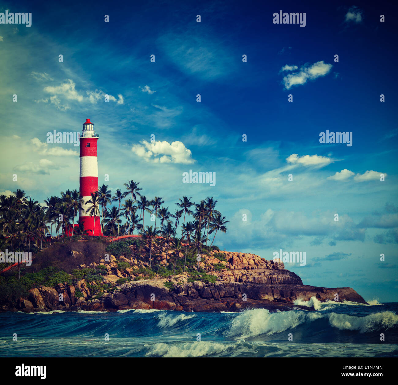 Vintage Retro-Hipster Stil reisen Bild des alten Leuchtturm und Wellen des Meeres. Kovalam (Vizhinjam) Kerala, Indien Stockfoto