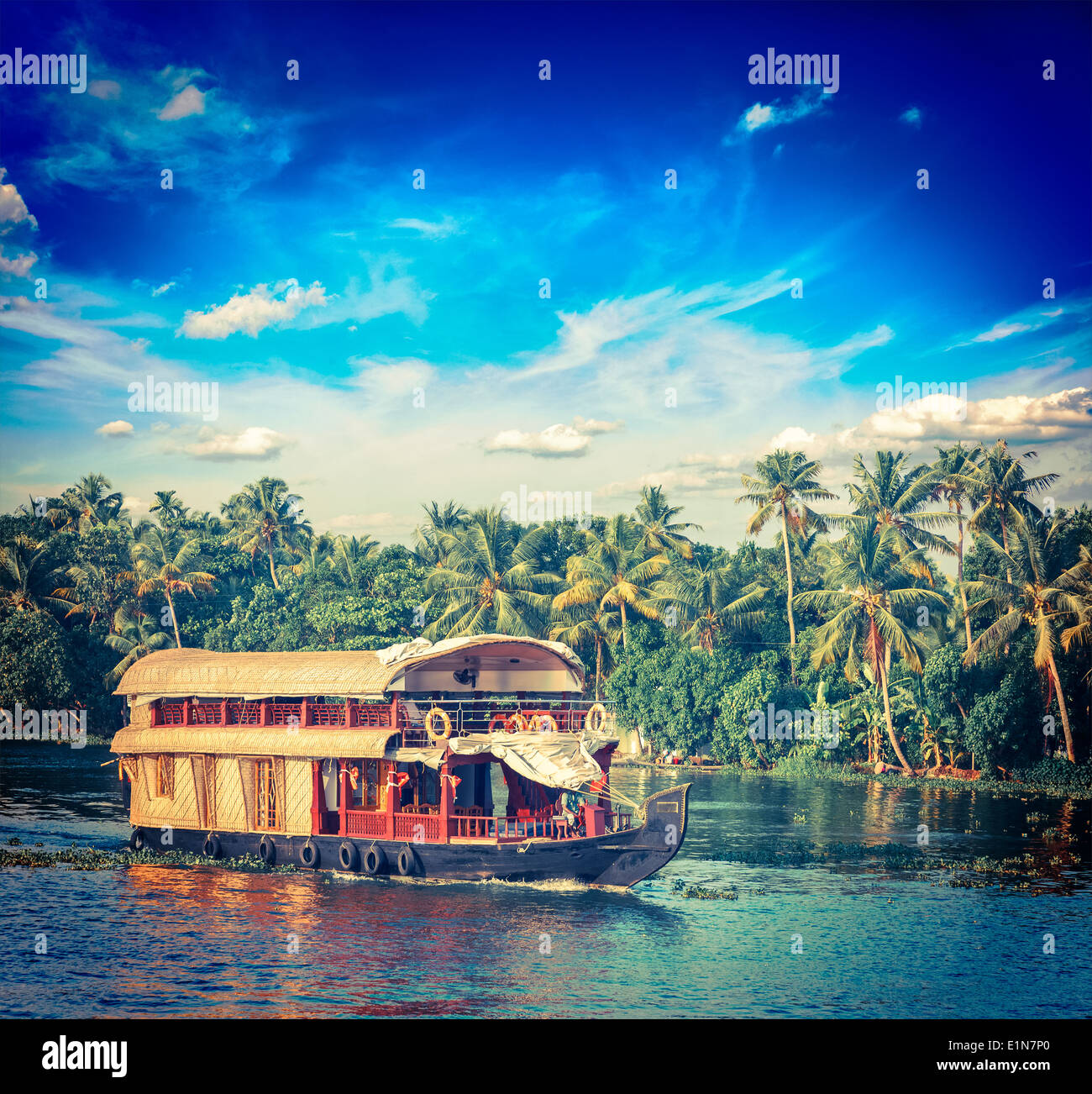 Vintage Retro-Hipster Stil reisen Foto von Kerala Reisen Tourismus Hintergrund - Hausboot auf Kerala Backwaters. Kerala, Indien Stockfoto