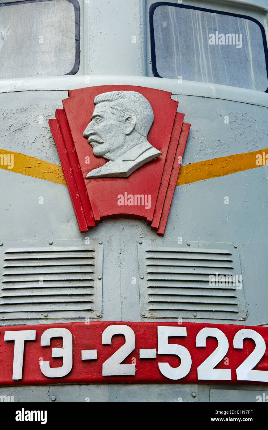 Mongolei, Ulan Bator, Eisenbahnmuseum, alte Lokomotive von Trans-sibirische-Zug, datiert 1948, Joseph Satlin-statue Stockfoto