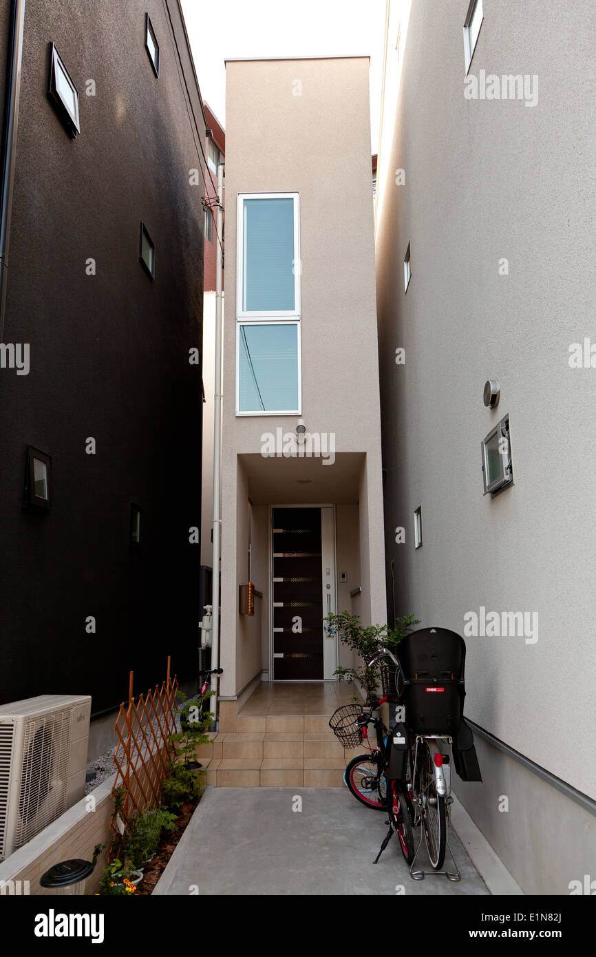 Ein unglaublich dünnes Haus in einer kleinen Straße in Azabu, Tokio, Japan. Stockfoto