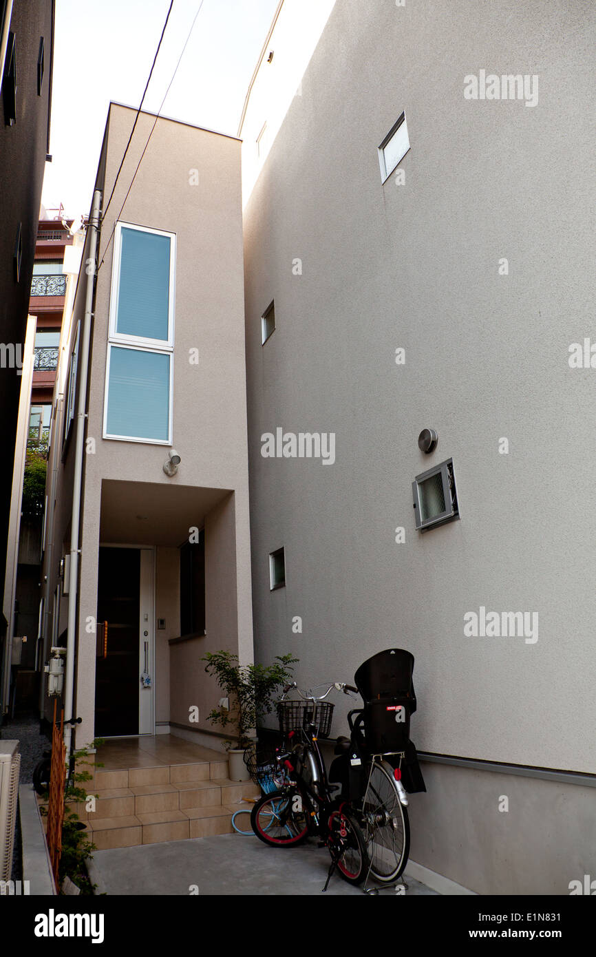 Ein unglaublich dünnes Haus in einer kleinen Straße in Azabu, Tokio, Japan. Stockfoto