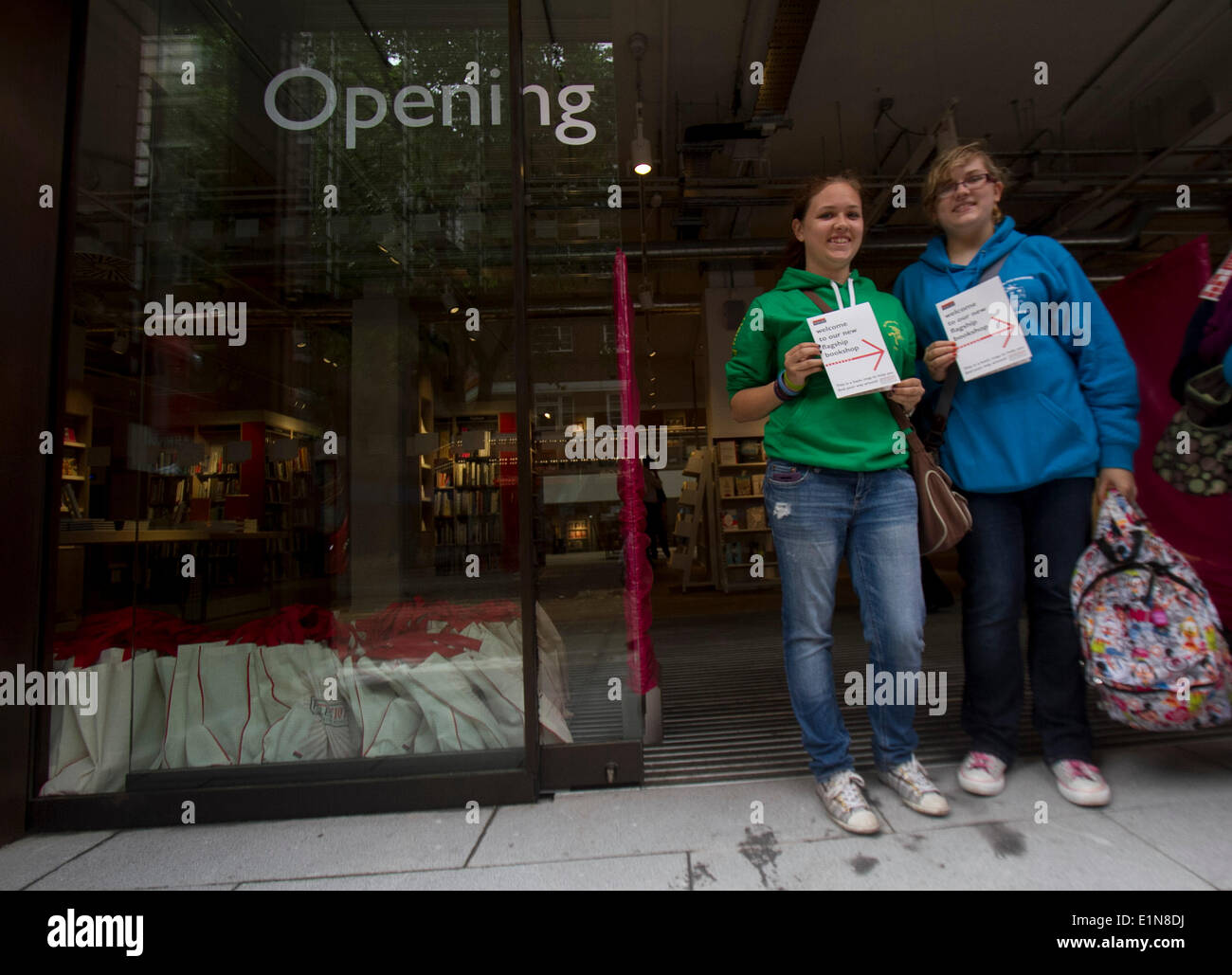 London UK. 7. Juni 2014. Die ersten Kunden-Warteschlange Foyles neuen Flagshipstore Buch eingeben, seine Kunden mit goodie begrüßt, bags Credit: Amer Ghazzal/Alamy Live-Nachrichten Stockfoto