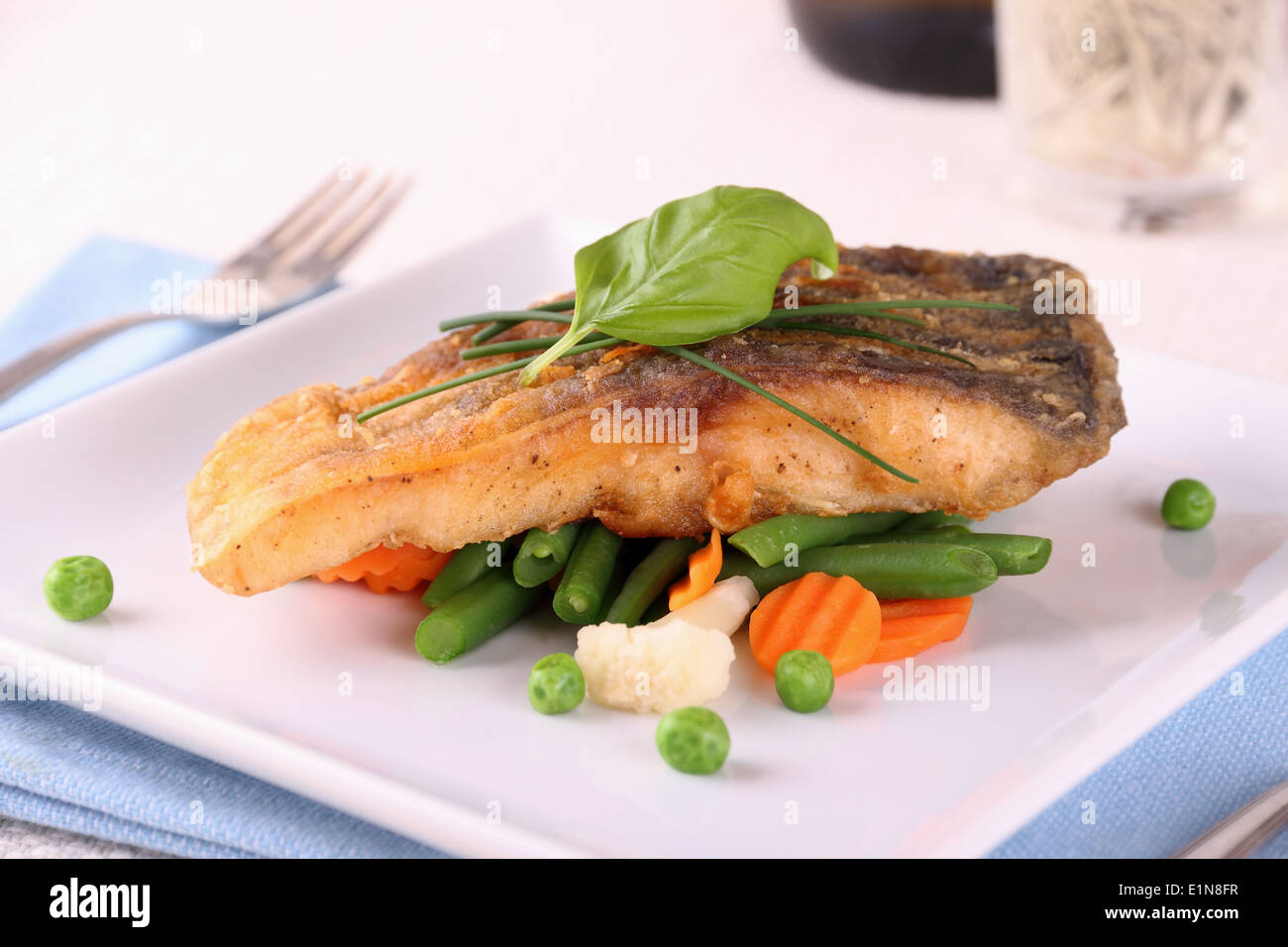 Gebratener Karpfen Fisch-Filet mit Gemüse, Nahaufnahme Stockfoto