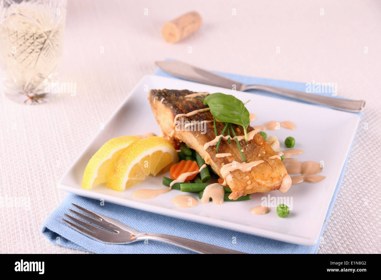Gebratener Karpfen Fisch-Filet mit Gemüse, Wein, Nahaufnahme Stockfoto