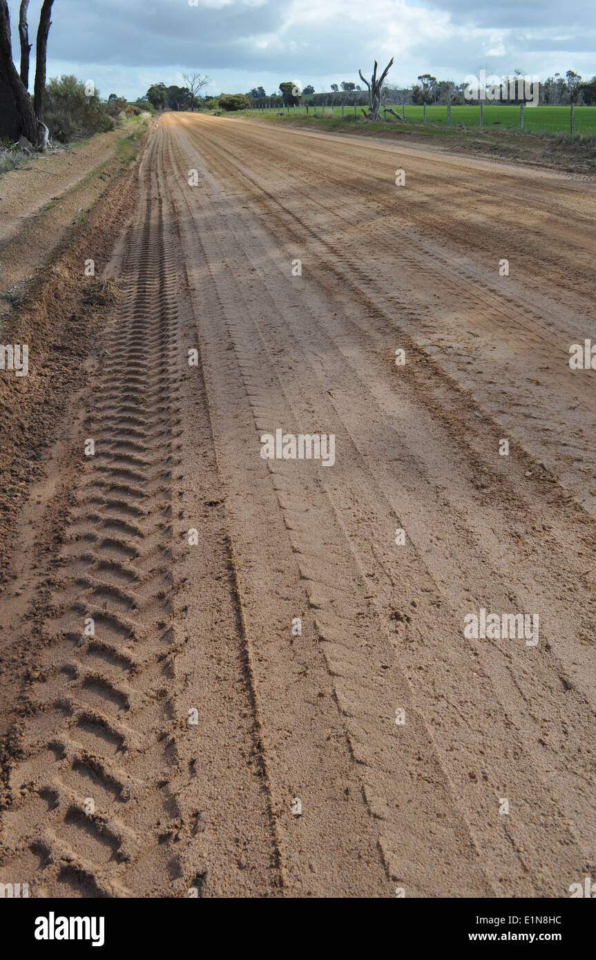 Outback Feldweg mit Reifenspuren, Western Australia Stockfoto