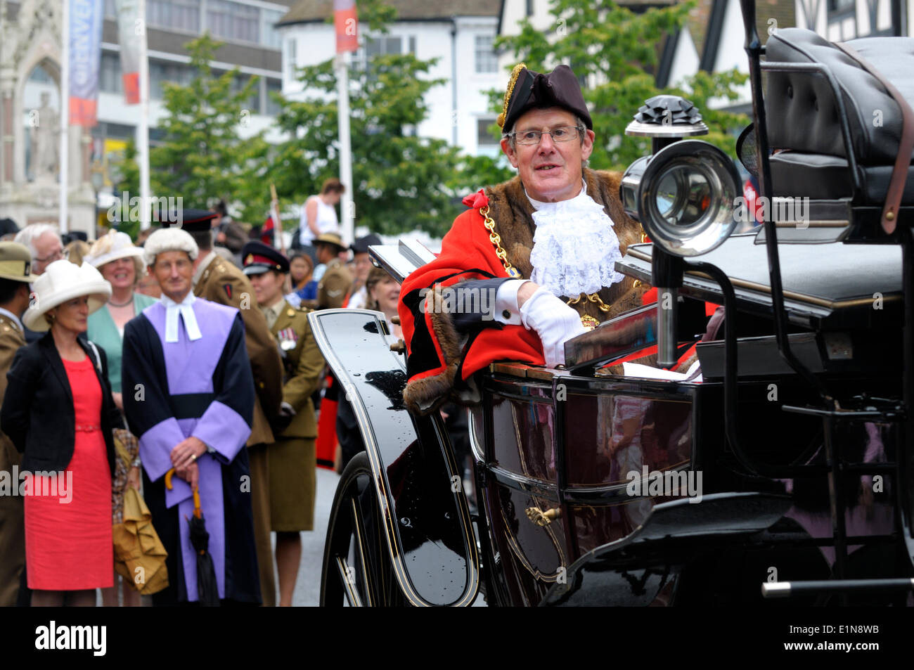 Maidstone, Kent, England. Civic Day Parade, die Wahl des neuen Bürgermeister von Maidstone, Stadtrat Richard Thick zu Ehren. Eine militärische Parade durch die Stadt wird von einem Dienst im All Saints Church gefolgt. Bürgermeister von Maidstone Richard Thick in Sir Tyrwhitt Drake Kutsche Stockfoto