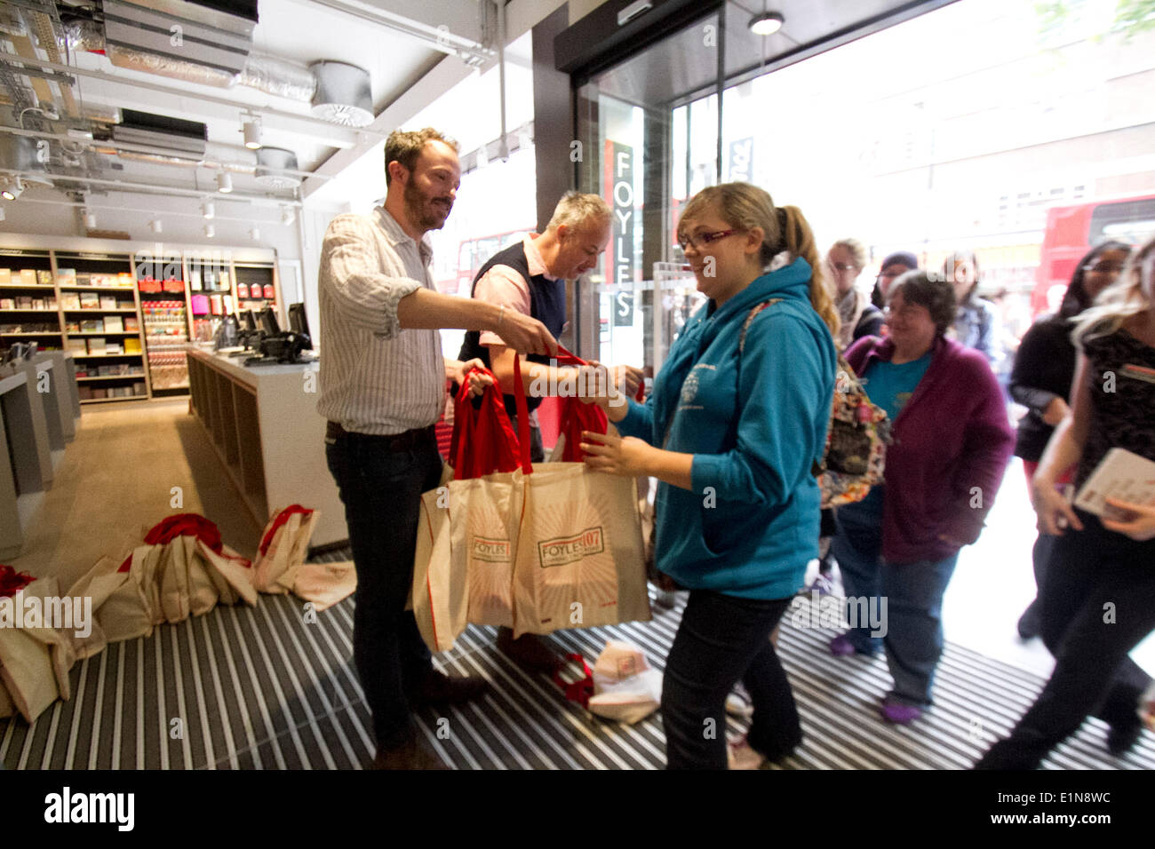 London UK. 7. Juni 2014.  Foyles neuen Flagshipstore Buch öffnet seine Pforten und begrüßt die ersten Kunden mit goodie Bags Credit: Amer Ghazzal/Alamy Live-Nachrichten Stockfoto