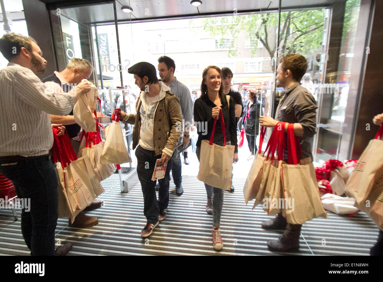 London UK. 7. Juni 2014.  Foyles neuen Flagshipstore Buch öffnet seine Pforten und begrüßt die ersten Kunden mit 107 Bonbon Taschen markieren Sie die neue Adresse auf 107 Charing Cross Road Credit: Amer Ghazzal/Alamy Live-Nachrichten Stockfoto