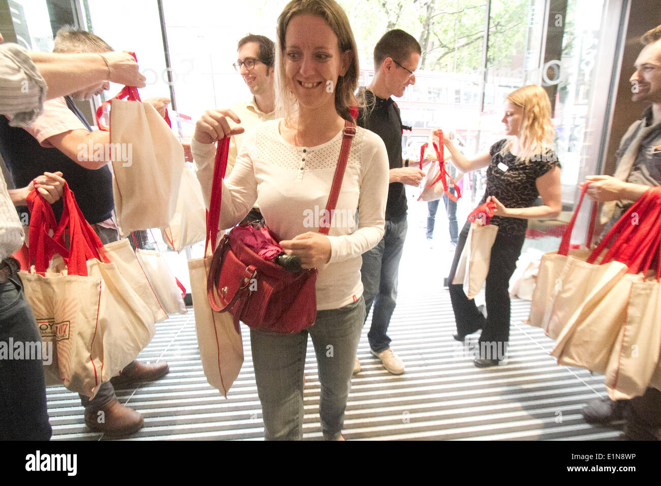London UK. 7. Juni 2014.  Foyles neuen Flagshipstore Buch öffnet seine Pforten und begrüßt die ersten Kunden mit 107 Bonbon Taschen markieren Sie die neue Adresse auf 107 Charing Cross Road Credit: Amer Ghazzal/Alamy Live-Nachrichten Stockfoto