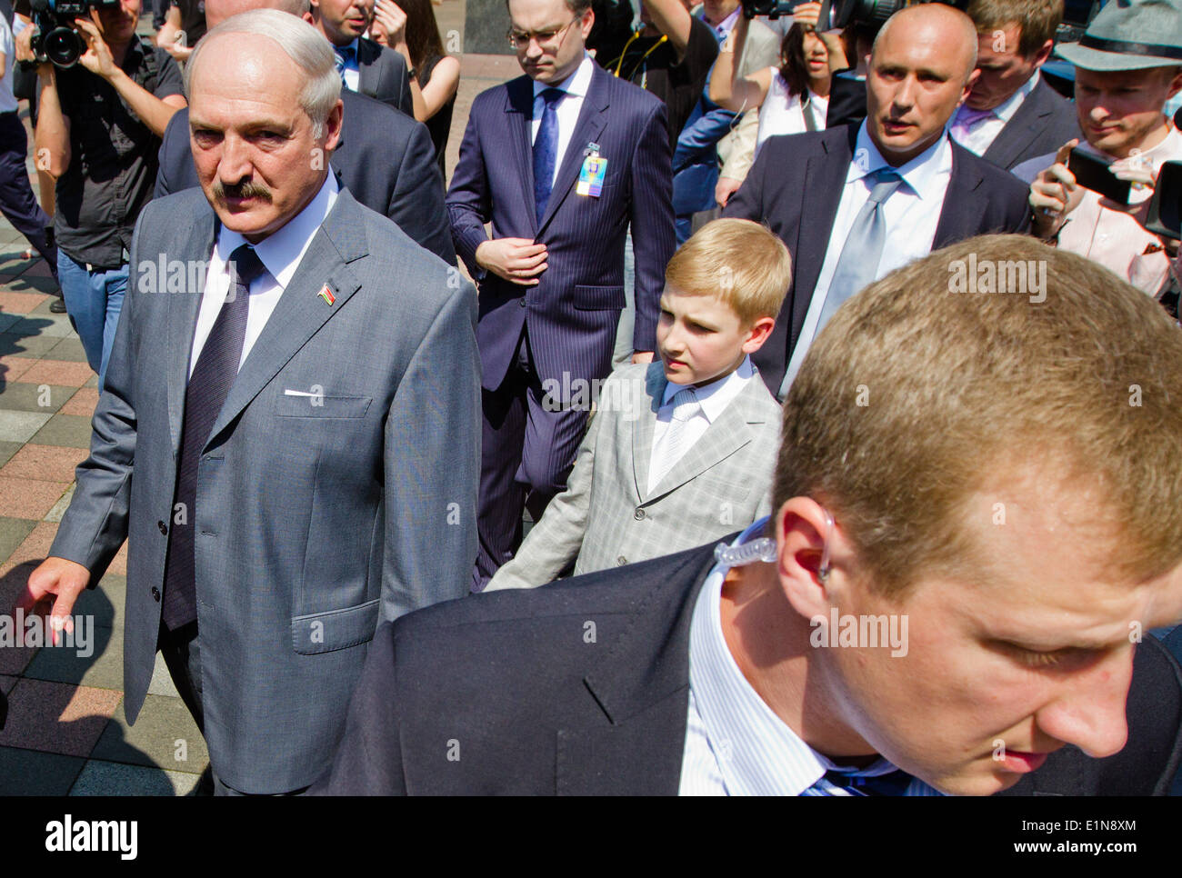 Kiew, Ukraine. 7. Juni 2014. Weißrusslands Präsident Alexander Lukashenko, Zentrum, mit seinem Sohn Nikolai kommt zur Teilnahme an der Eröffnungsfeier von Petro Poroshenko zum neuen Präsidenten der Ukraine in Kiew Credit: Sergii Kharchenko/NurPhoto/ZUMAPRESS.com/Alamy Live News Stockfoto
