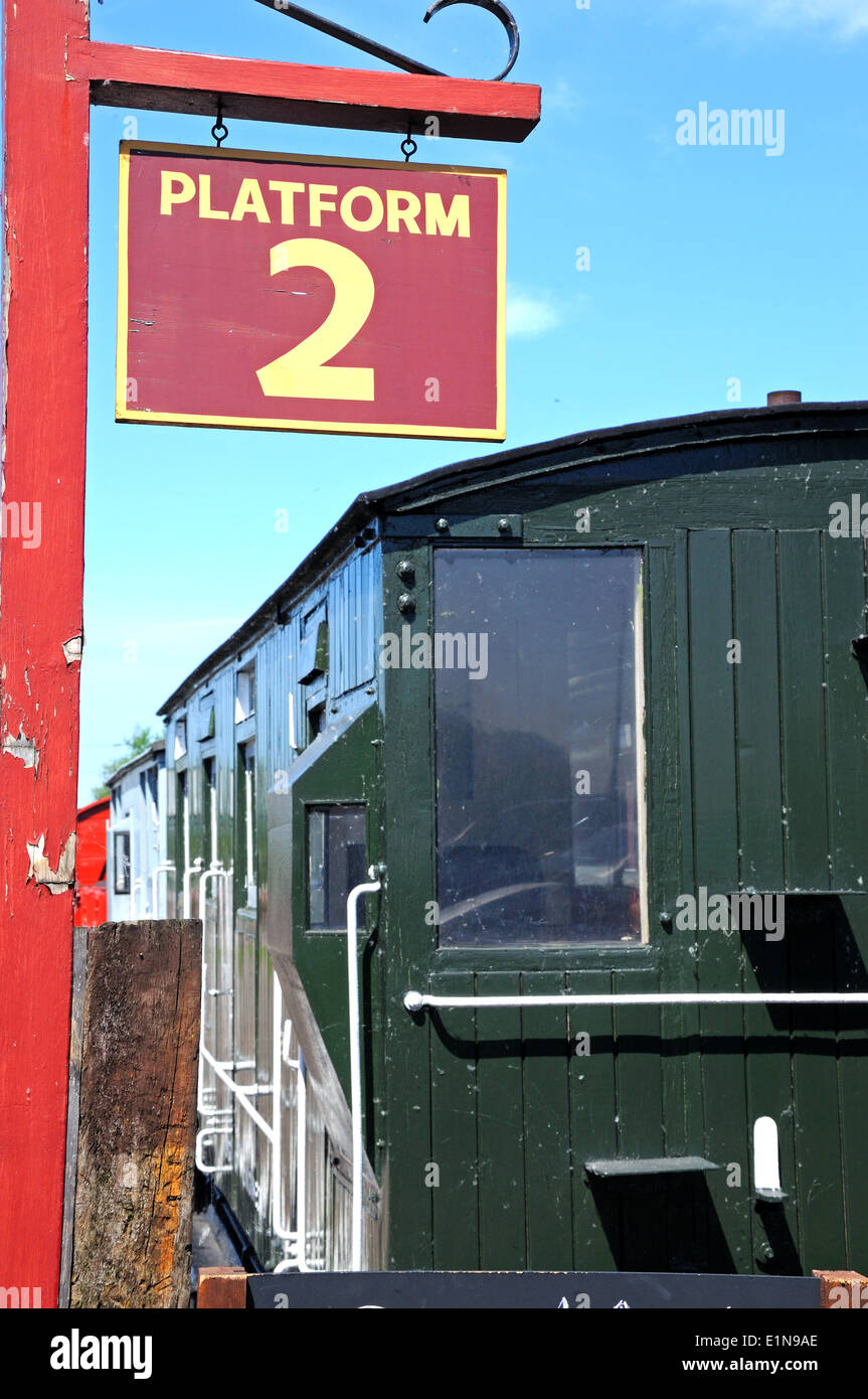 Plattform 2 Zeichen und Eisenbahnwagen, brownhills West Railway Station, Staffordshire, England, UK, Westeuropa. Stockfoto