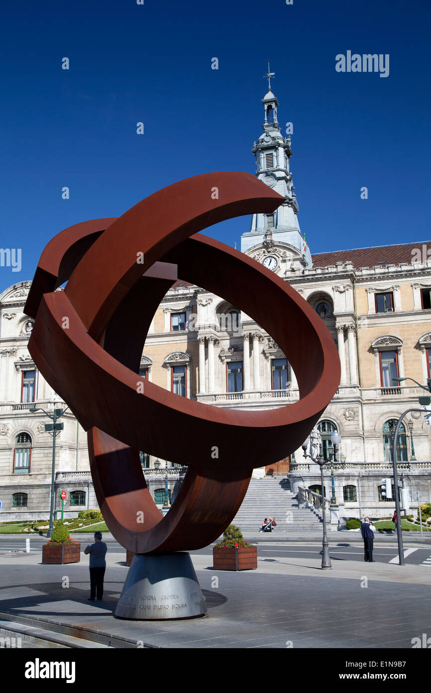 Spanien, Bilbao, Skulptur "Variante Ovoide De La Desocupacion De La Esfera" gegenüber dem Rathaus von Jorge Oteiza. Stockfoto