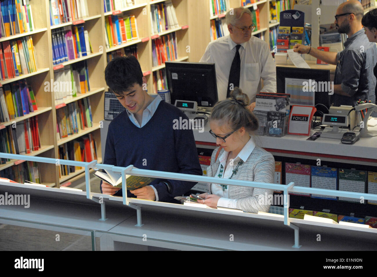 London, UK, 7. Juni 2014, Foyles Flagship-Store eröffnet in Soho bis 107 Jahren in Charing Cross Road weiter. Bildnachweis: JOHNNY ARMSTEAD/Alamy Live-Nachrichten Stockfoto