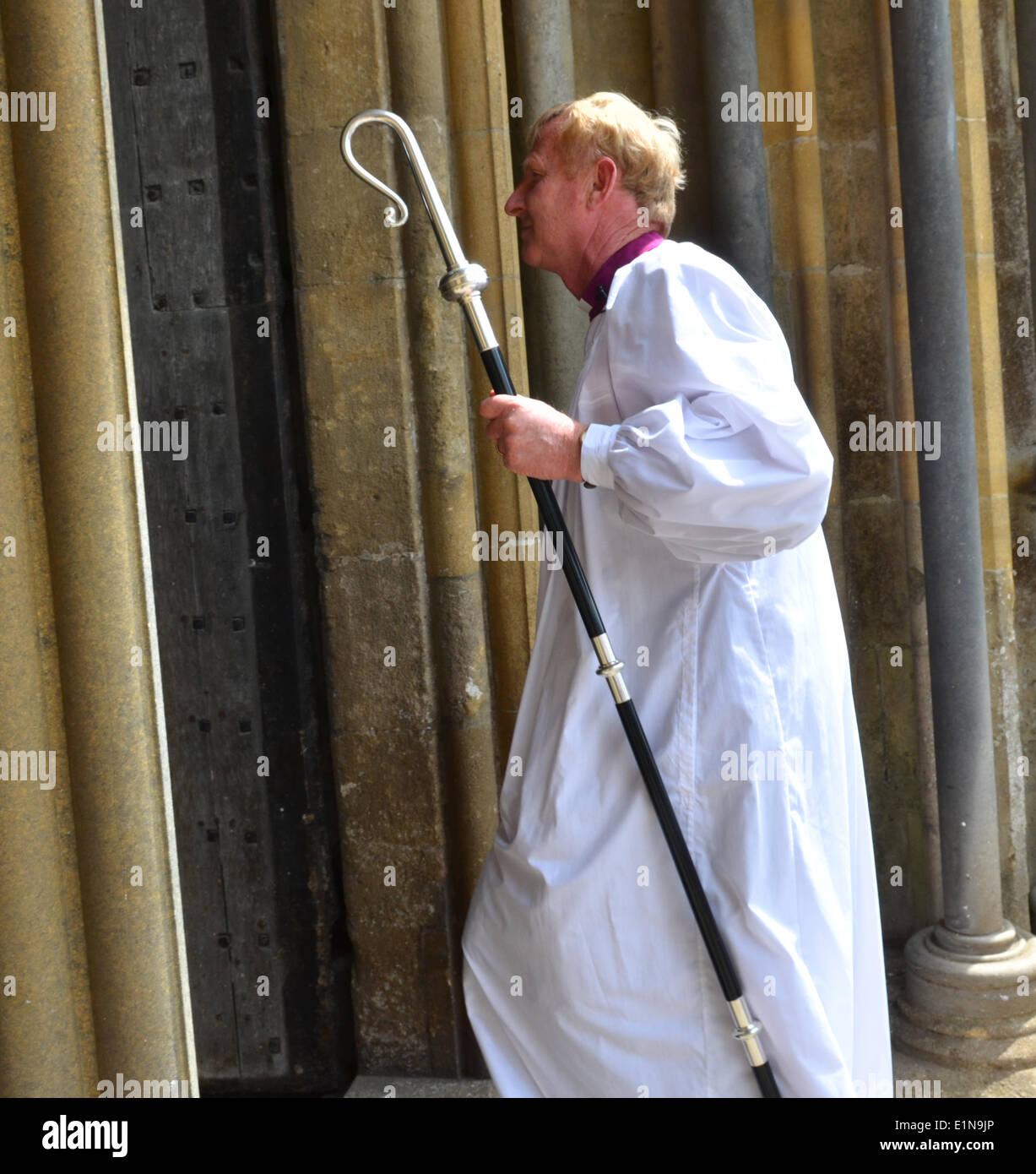 Kathedrale von Wells, Somerset, UK. 7. Juni 2014. Rechts Rev Peter Hancock als 79. Bischof markiert offiziell den Beginn von seinem Ministerium für Kredit: Robert Timoney/Alamy Live News Stockfoto