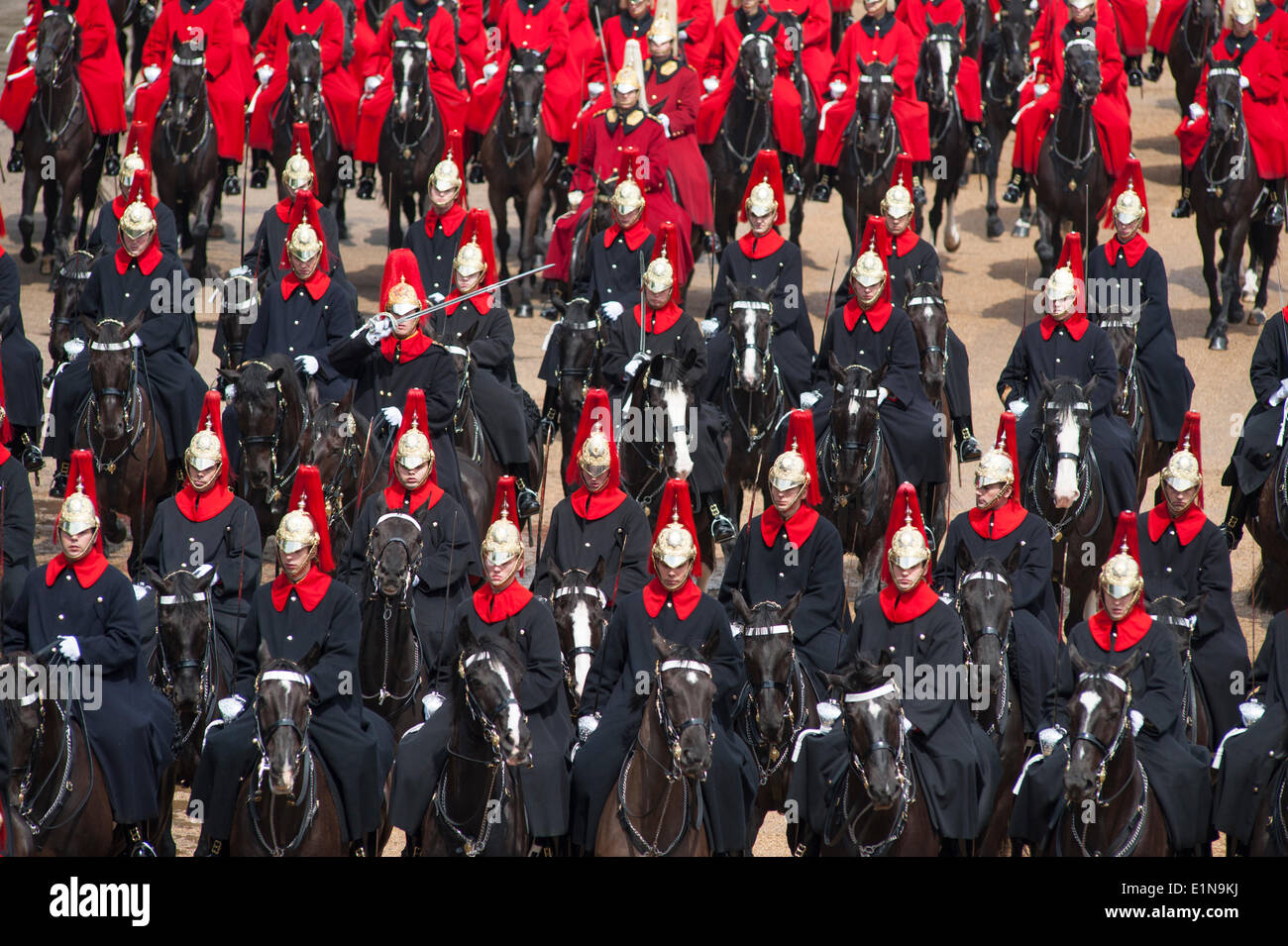 Horse Guards, London UK. 7. Juni 2014. Die Generalprobe der Königin Birthday Parade, der Oberst Review, beginnt in einem sintflutartigen Regenguss. A fahren Sie vorbei durch die Blues and Royals und Life Guards findet statt in Sonne, nachdem der Sturm vorüber ist. Bildnachweis: Malcolm Park Leitartikel/Alamy Live-Nachrichten Stockfoto