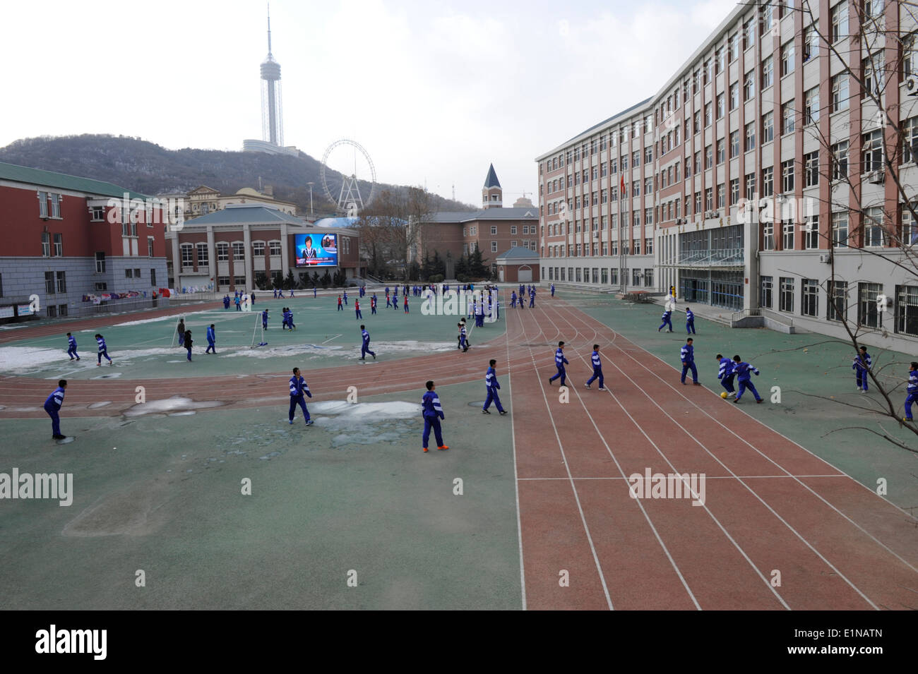 Studenten beim Sport an ihrer Schule Verbindung. Dalian, Liaoning-Provinz, China. Stockfoto