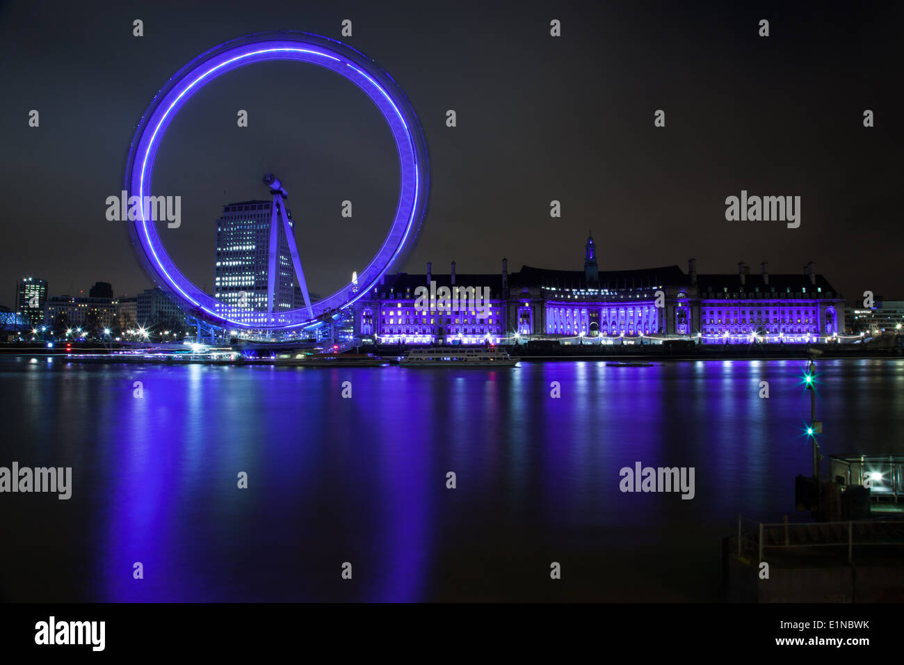 London Eye und das Rathaus in der Nacht über Themse Langzeitbelichtung Stockfoto