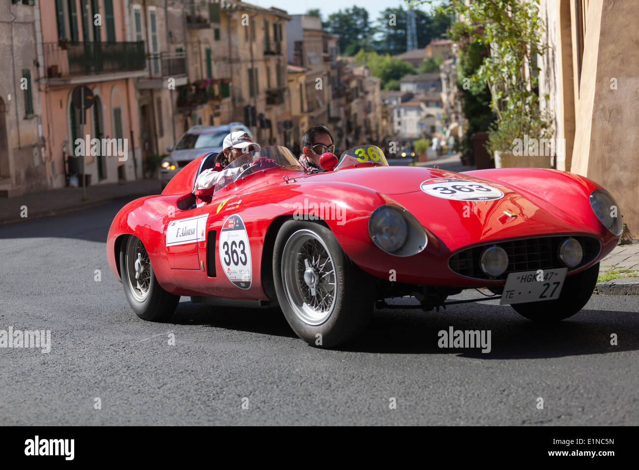 Ferrari 750 Monza Spider nimmt einen Knick in der Mille Miglia-Rallye für Oldtimer über 1000 Meilen von italienischen Straßen Stockfoto