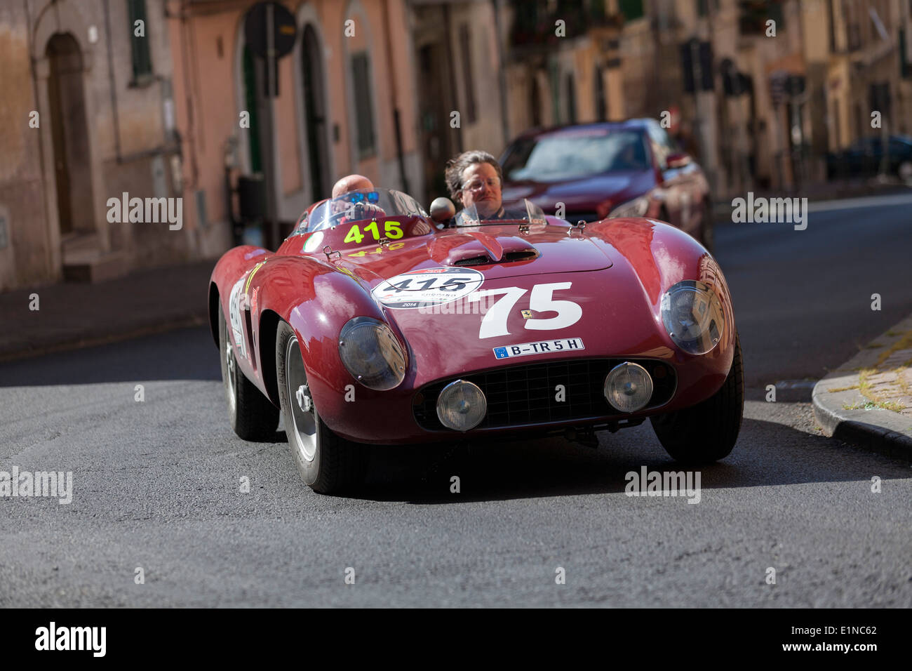 Ferrari 500 TR Spinne nimmt einen Knick in der Mille Miglia-Rallye für Oldtimer über 1000 Meilen von italienischen Straßen Stockfoto