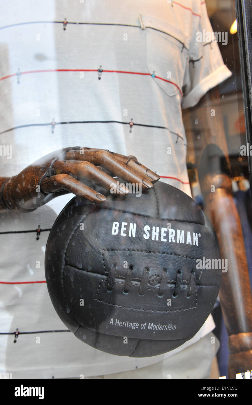 Carnaby Street, London, UK. 7. Juni 2014. Ben Sherman World Cup unter dem Motto Kleidung und Schaufenster. Bildnachweis: Matthew Chattle/Alamy Live-Nachrichten Stockfoto