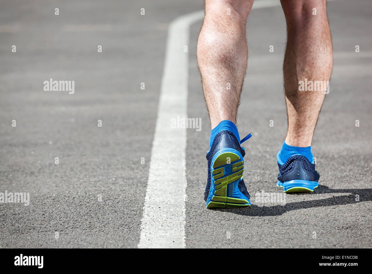 Läufer-Füße Blick auf Stadion Closeup auf Schuh - zurück laufen. Stockfoto