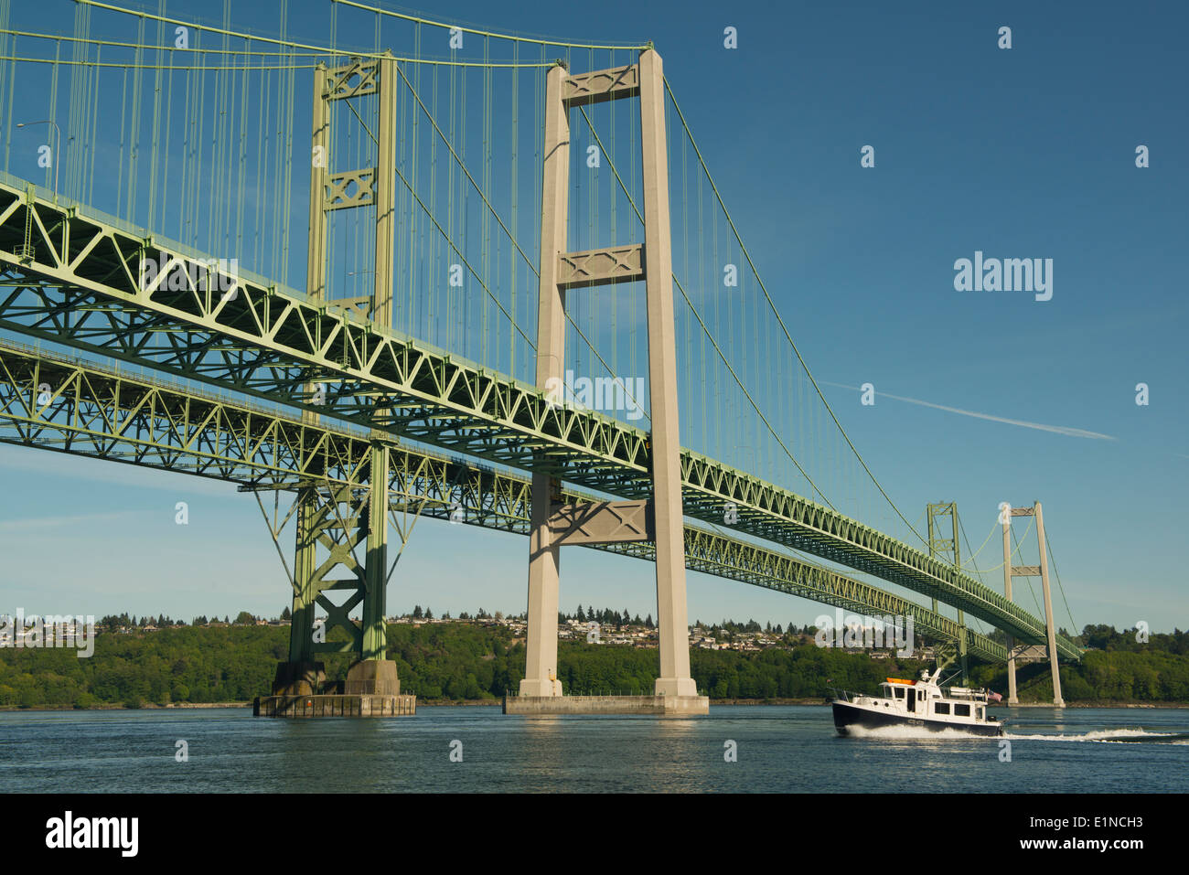 Boot unterquert Tacoma Narrows Bridge, Puget Sound, Tacoma, Washington Stockfoto